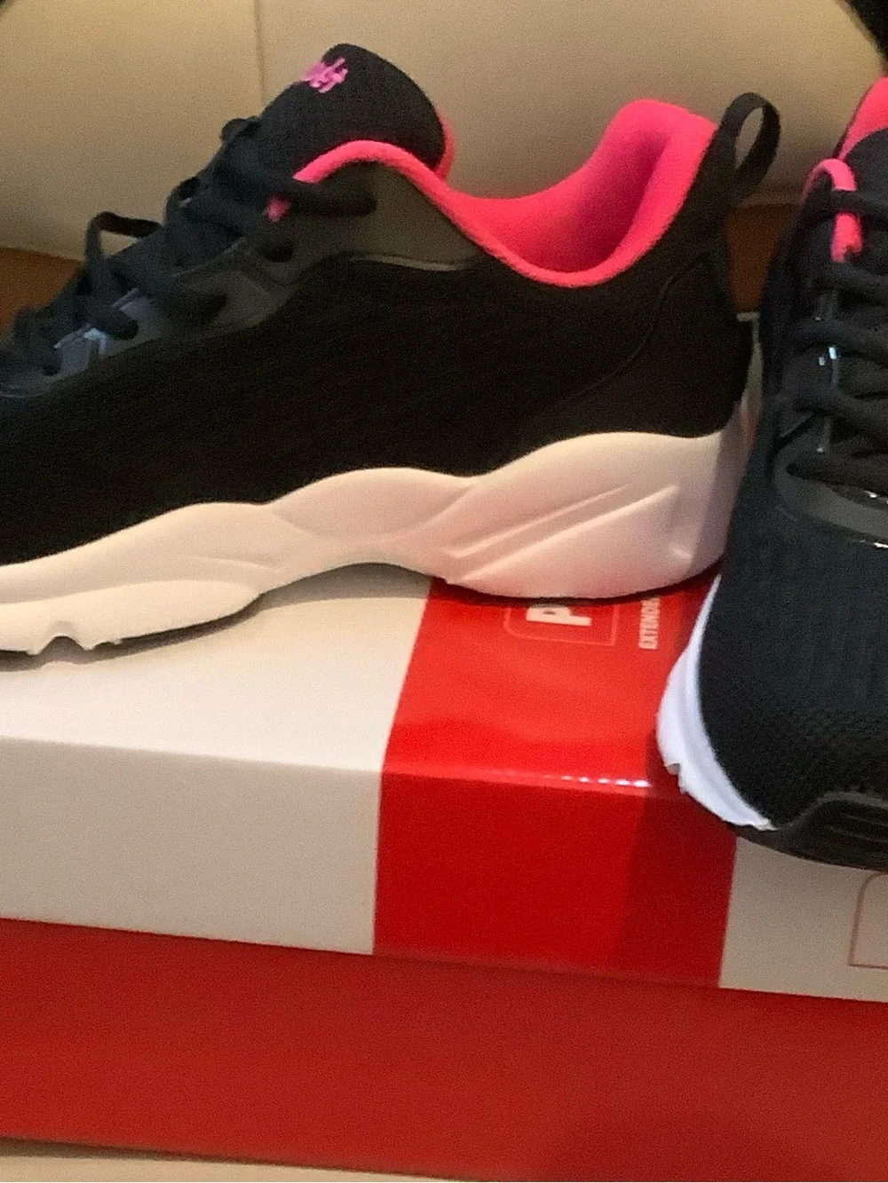 New in the box PROPET 10W Stability Strive Walking Sneakers Black & Hot Pink New